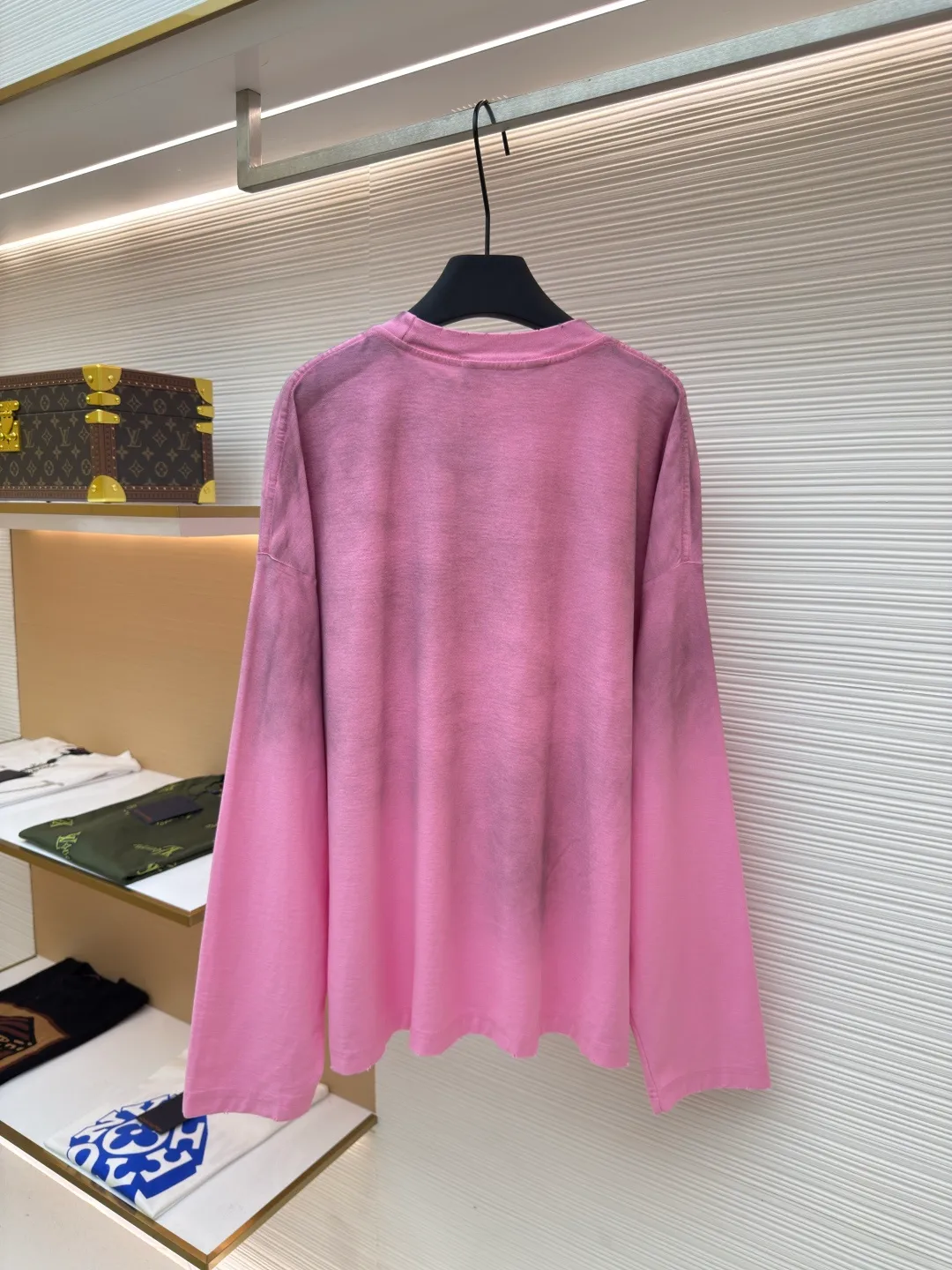 Acne Studios 1966 mud-dyed washed and distressed long sleeves ●Authentic product: purchased and developed by 2419 ●Item number: 1680621-A15 ●Fabric: super soft cotton fabric ●Technology: washed and distressed ●Version: loose fit ●Weight: about 385 grams ●Size: S-M-L-XL ●Description: Made of ultra-soft pure cotton fabric, garment-dyed, washed and distressed, the chest part has a dirty feel, and the lower part shows a gradient effect. The neckline is slightly frayed to better fit the overall tone. The overall line is straight and delicate, the fabric is comfortable and soft, and the color is consistent without color difference. It can be matched with the same style to create a fashionable look and control various occasions. Customized accessories, complete with three standards, the same style for men and women!